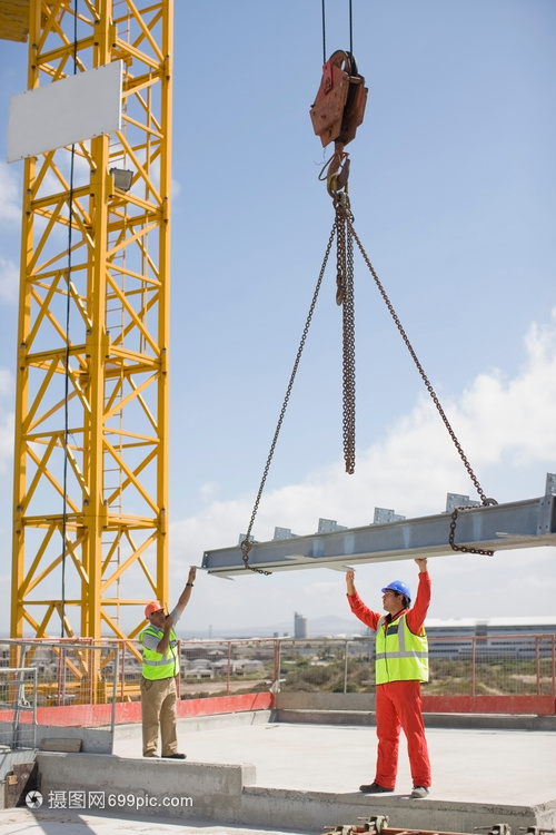施工現(xiàn)場的起重機和工人